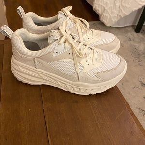 UGG platform sneakers…..too big…EUC….lightweight.